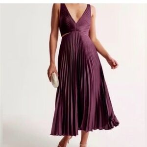 Plum Pleated V-Neck Midi Dress
